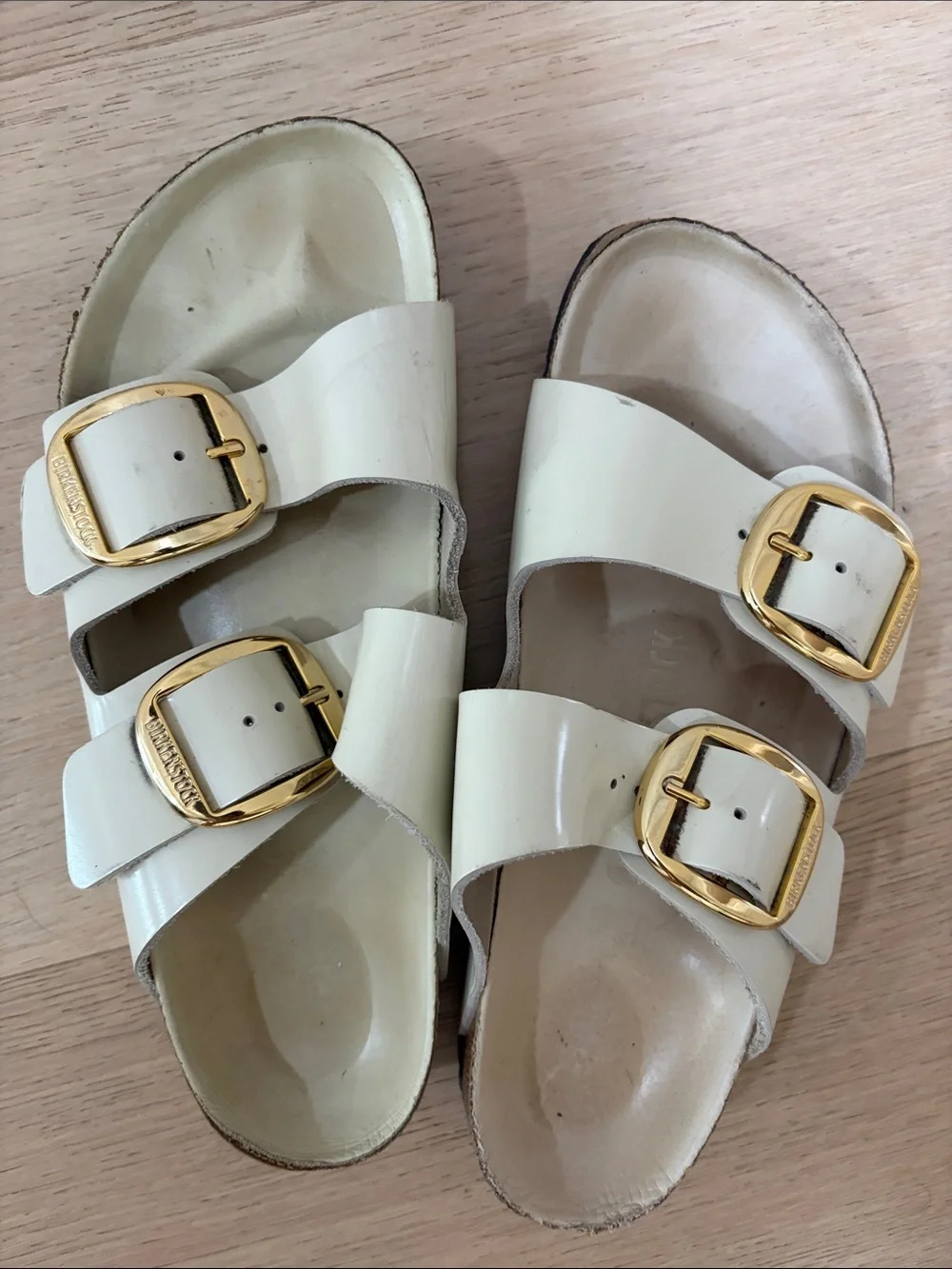 Birkenstock Women’s Arizona Big Buckle in Cream and Gold Sandal
